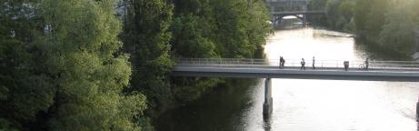 Brücke über Limmat auf welcher Leute flanieren